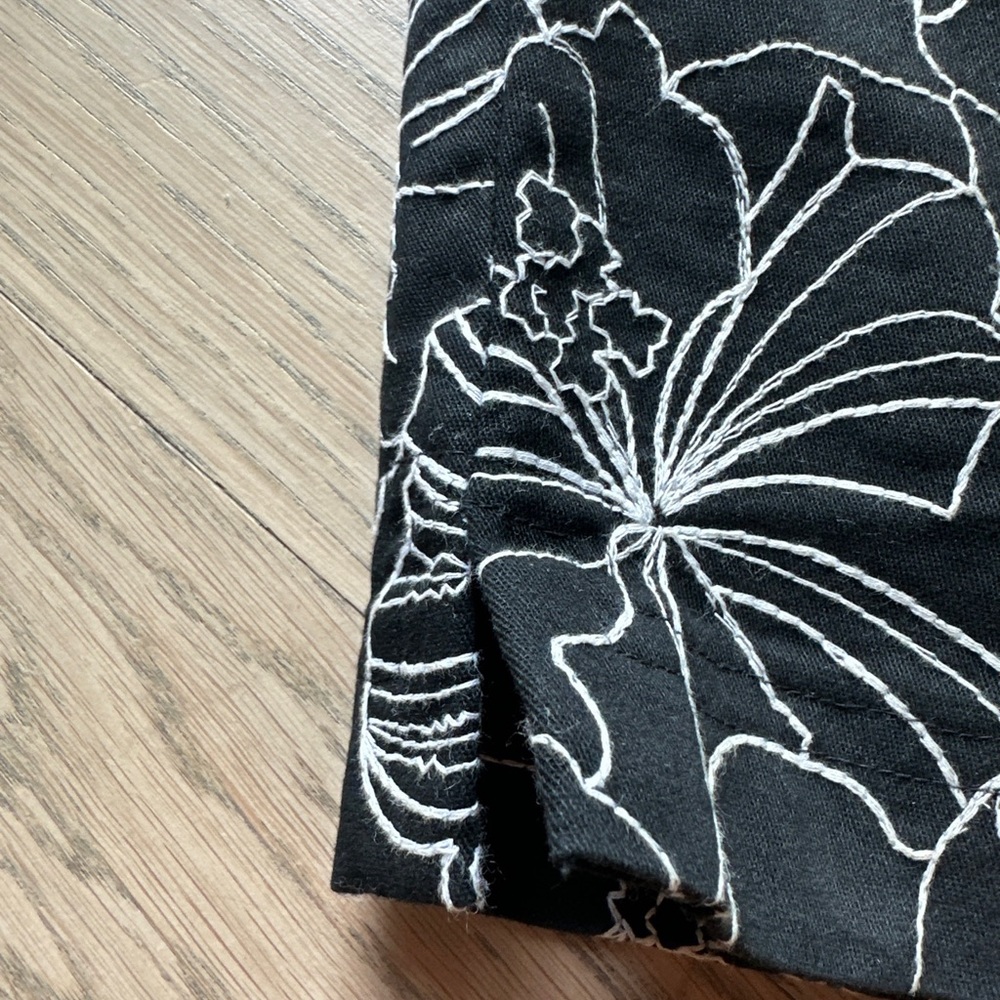 CACHE | Bermuda Embroidered White Lotus, Black and White | Size 2 - Picture 4 of 5